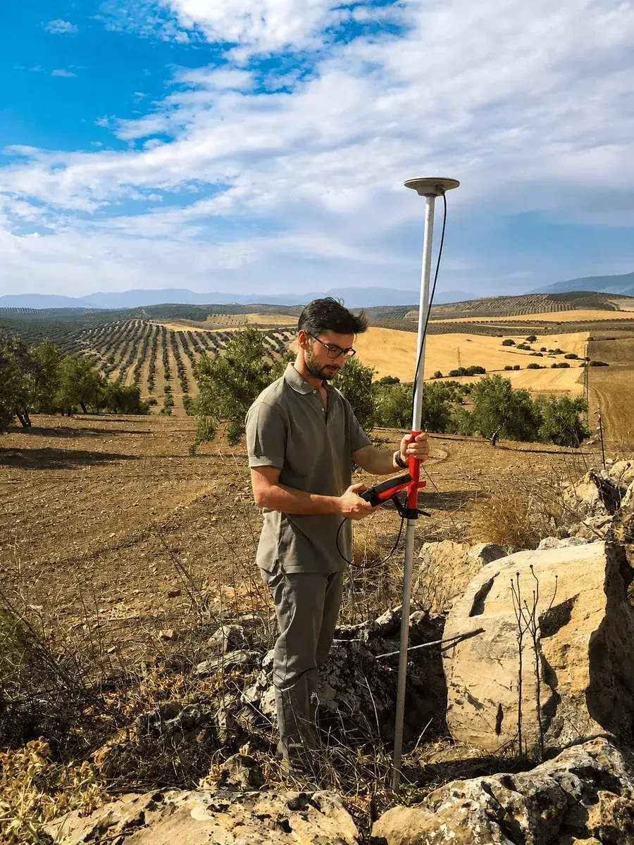 Fernando Bueno Nieves midiendo una finca de olivar con receptor GNSS